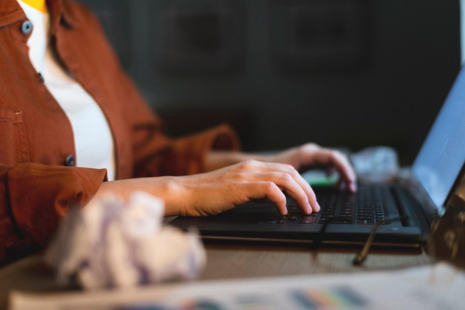 Personne travaillant sur des analyses financières